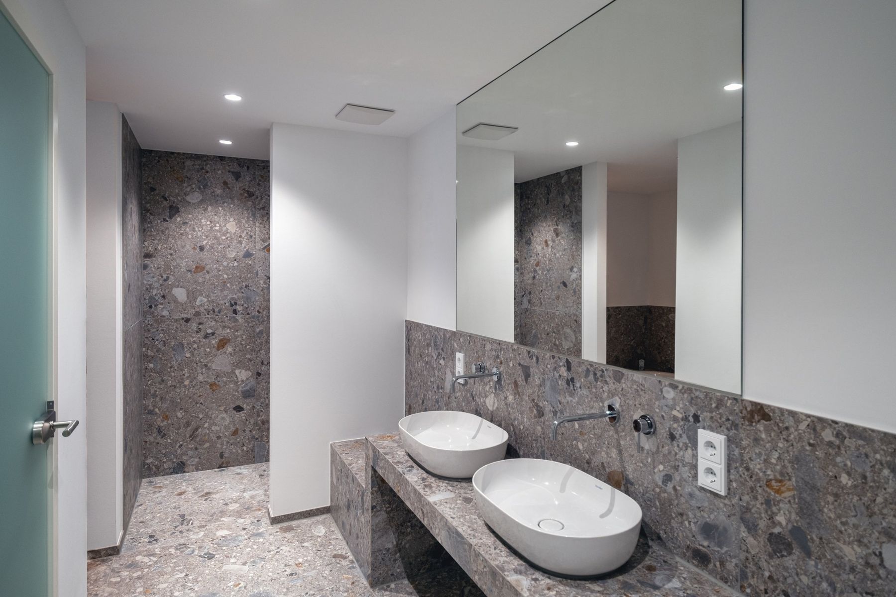 Appartement R, Bad mit Terrazzo-Waschtisch, zwei Aufsatzbecken und bodengleicher Dusche
