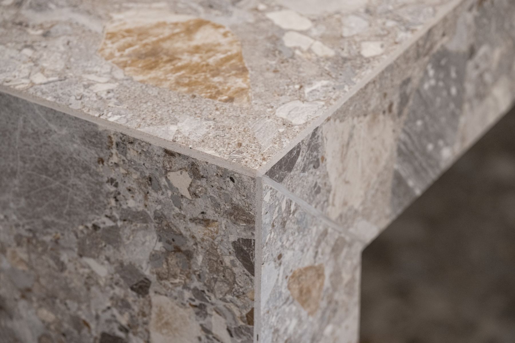 Appartement R, Nahaufnahme einer Terrazzo-Kante