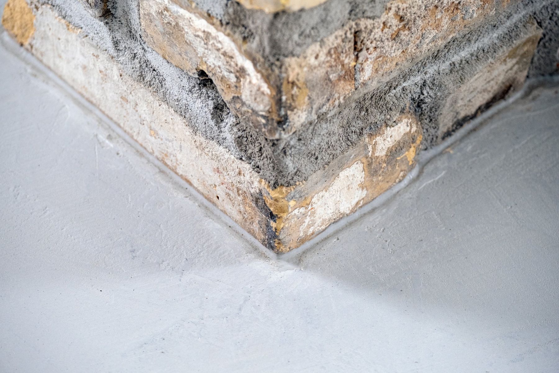 Appartement R, Detail einer Ziegelecke im Wandputz