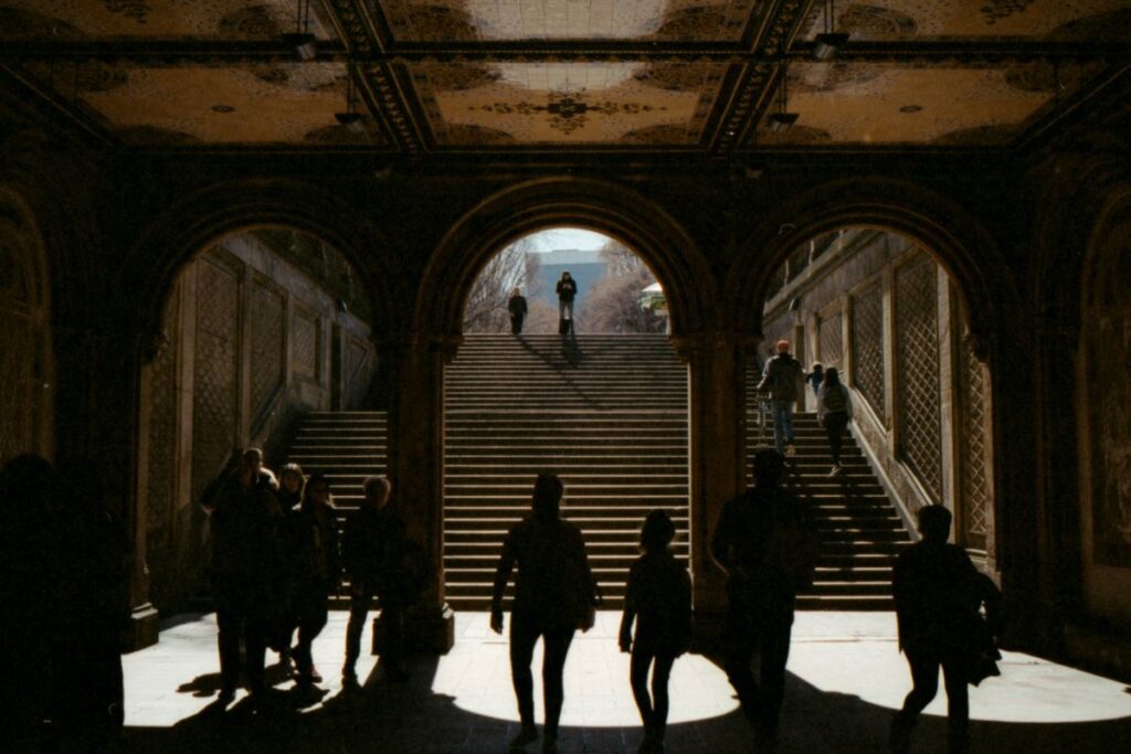 Silhouetten unter Arkaden, Treppe im Gegenlicht