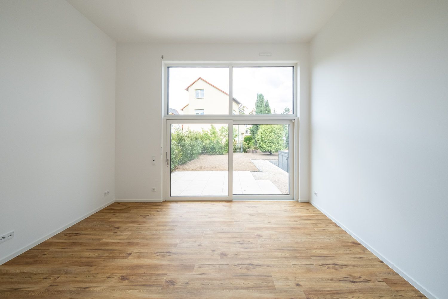 Haus HP, Zimmer mit bodentiefem Schiebefenster und Eichenparkett