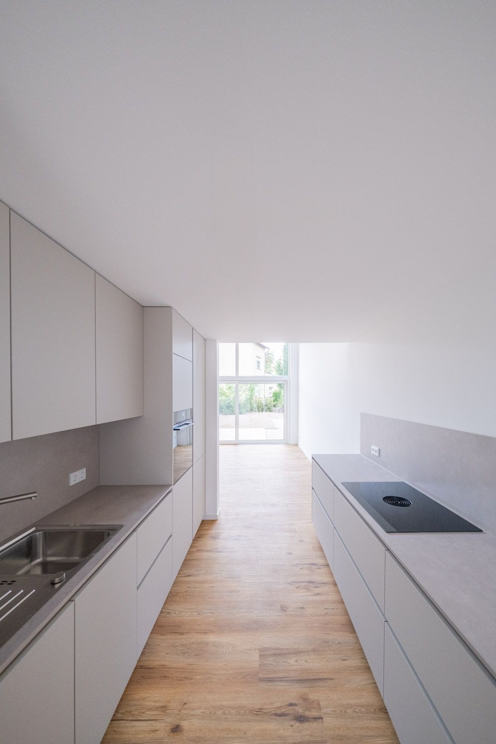 Haus HP, lange Küchenzeile mit Blick durch den Raum zur Terrasse
