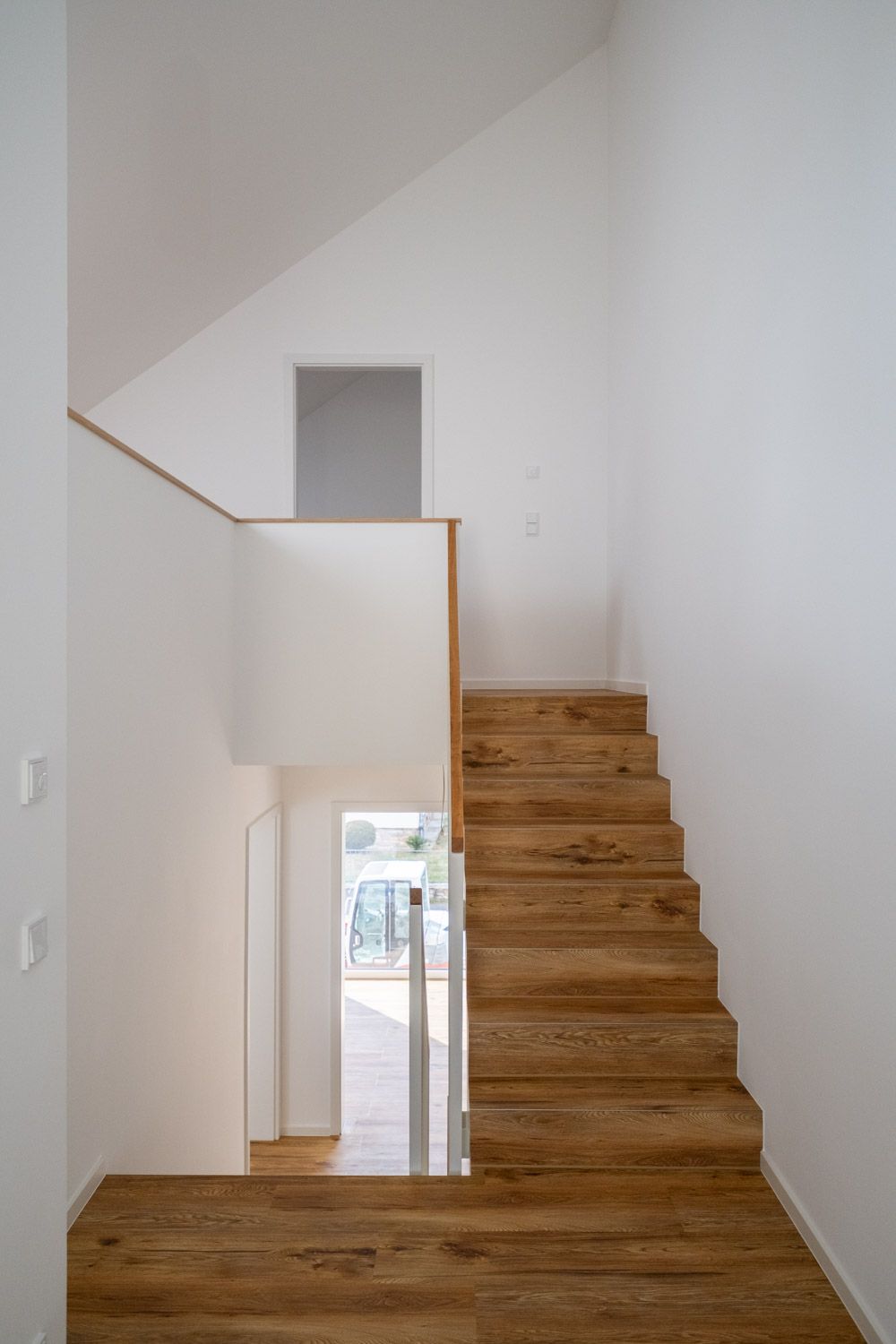 Haus HP, Holztreppe mit weißem Treppenhaus und Galerie