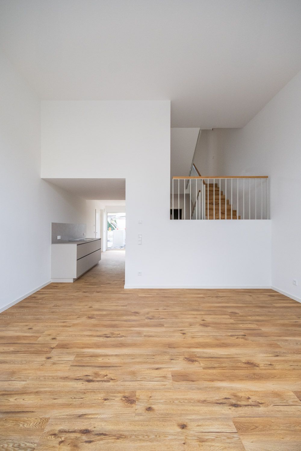 Haus HP, offener Wohnraum mit Galerie und Blick zur Küche