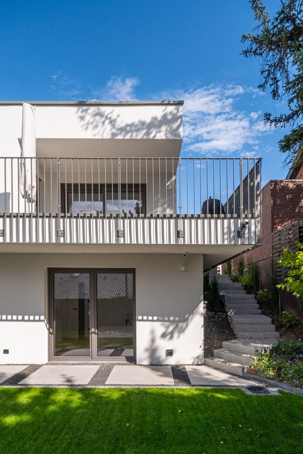 Haus K, Balkon und Außentreppe an der Gartenseite