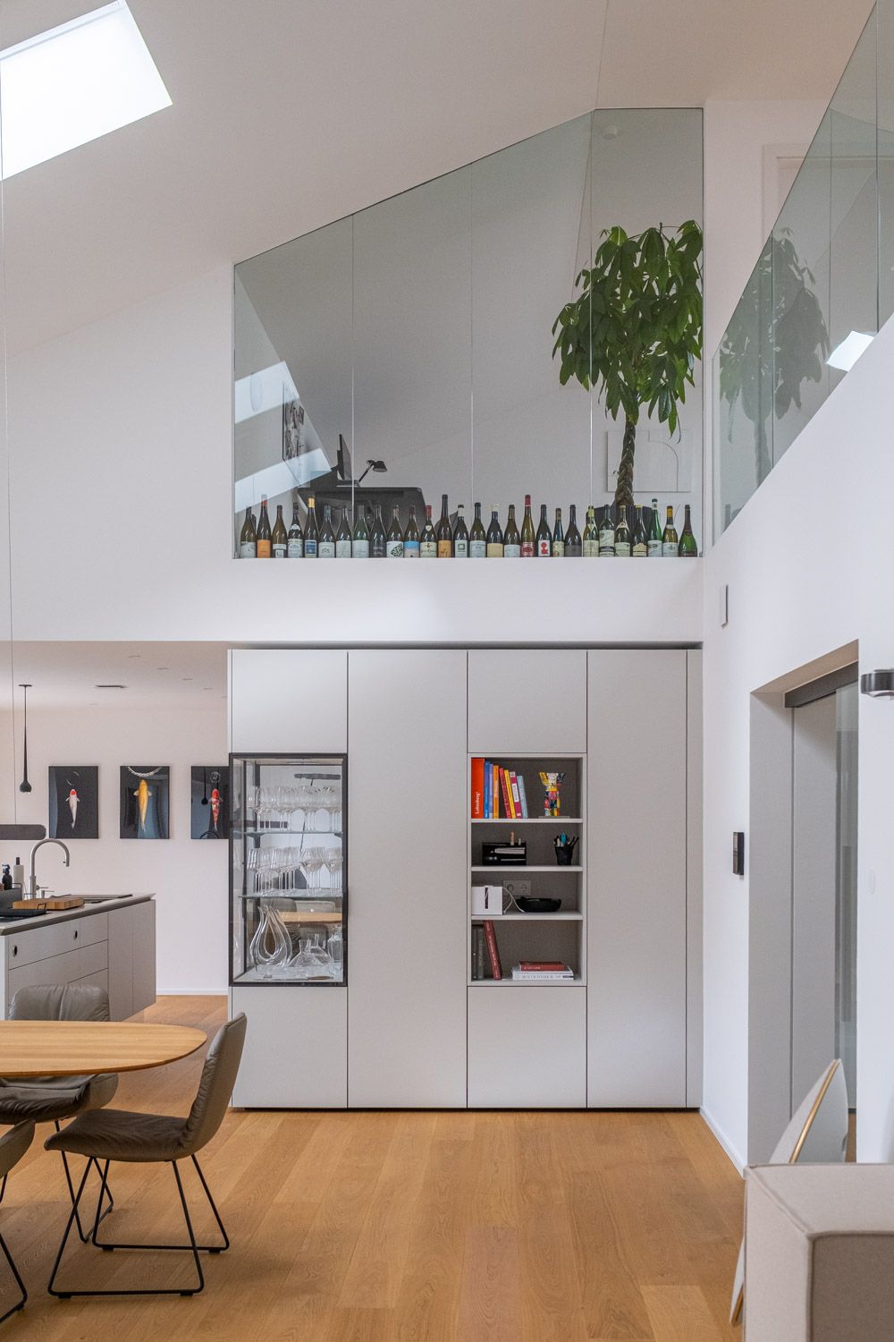 Haus K, Wohnraum mit Galerie, Küche und Esstisch unter dem Oberlicht