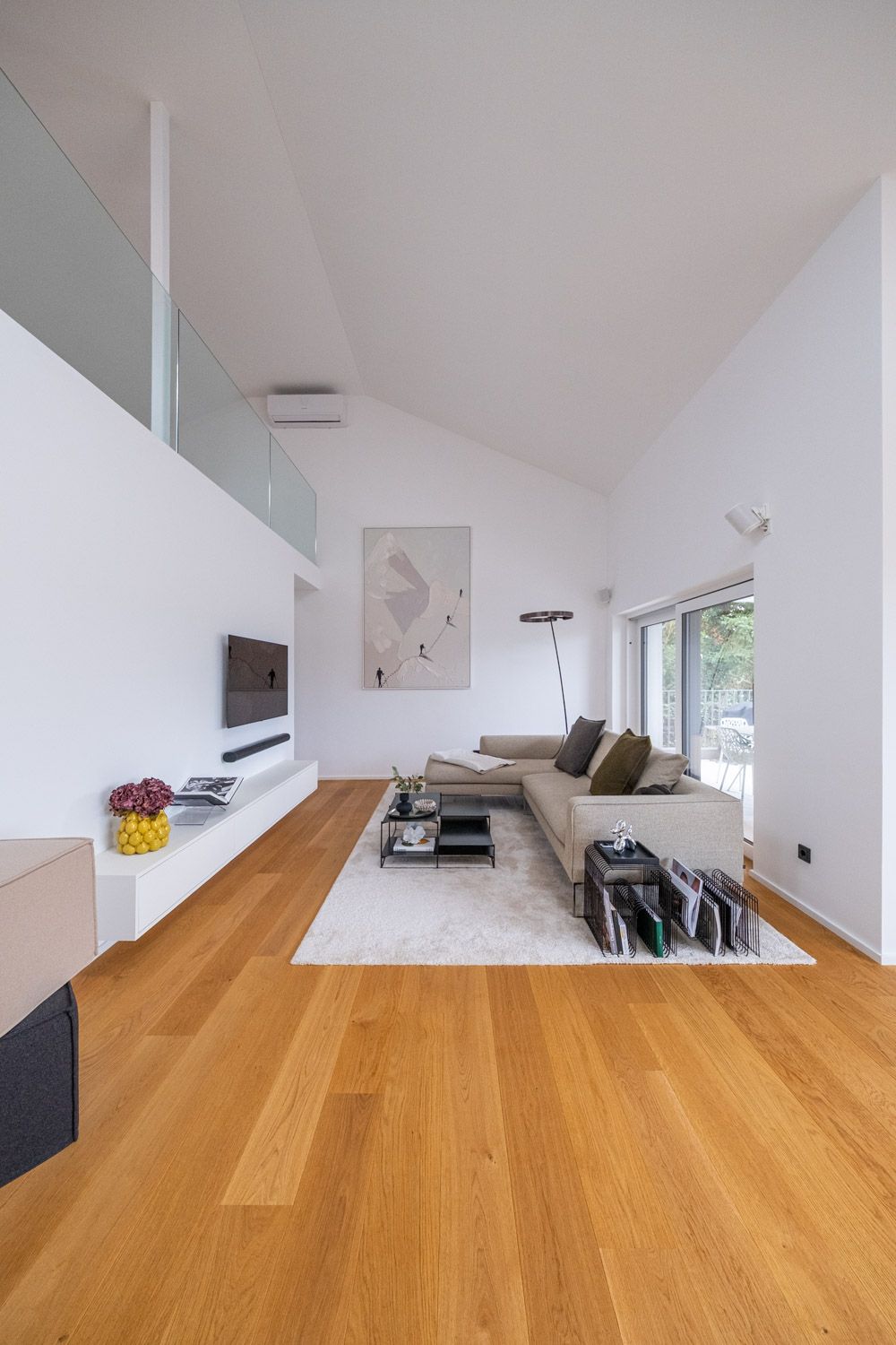 Haus K, Wohnzimmer mit Eichenparkett und Galerie unter der Dachschräge