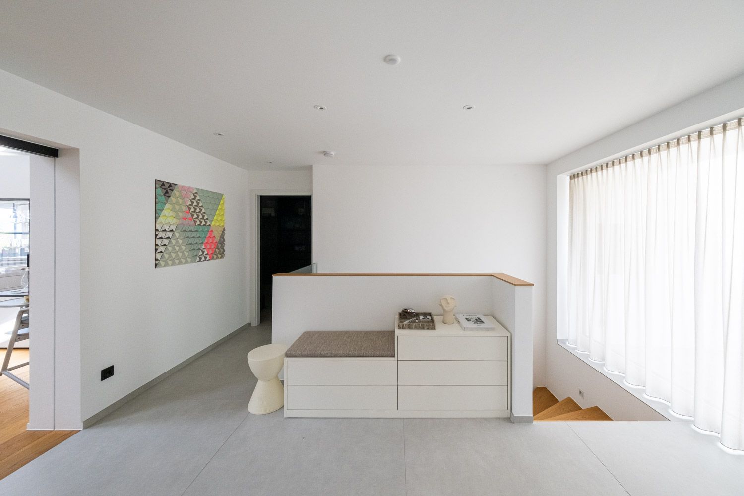 Haus K, Eingangsbereich mit Sitzbank, Vorhang und Eichenholzdetail