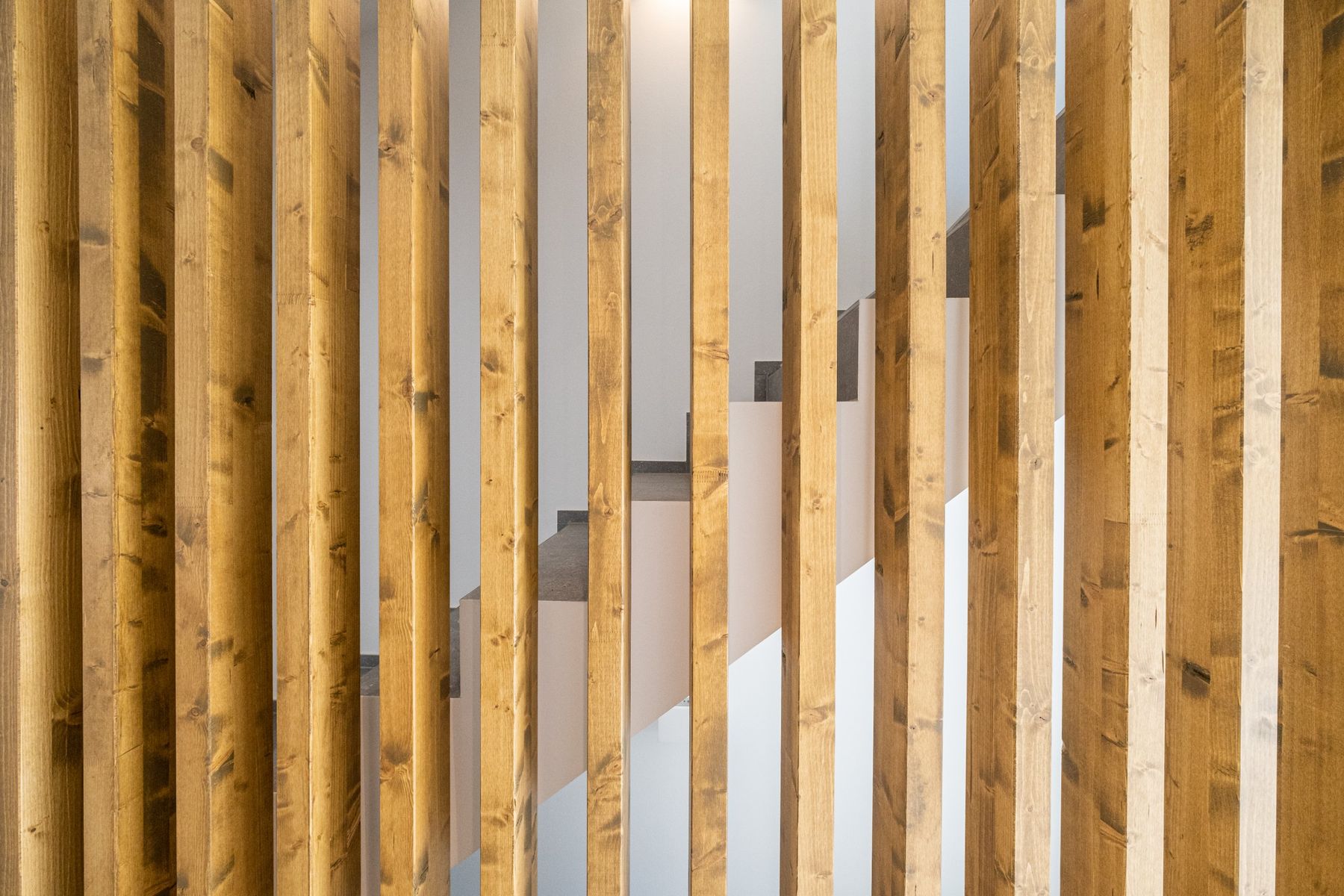 Haus M, Detail der Holzlamellen mit Durchblick auf die Treppe