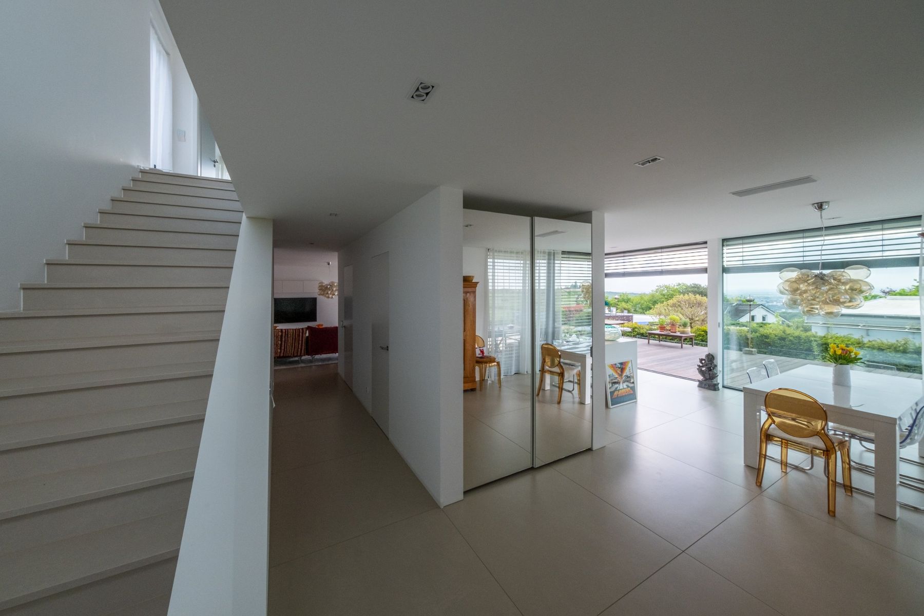 Haus RE, Diele mit Treppe, Glaswand und Essbereich mit Fernblick