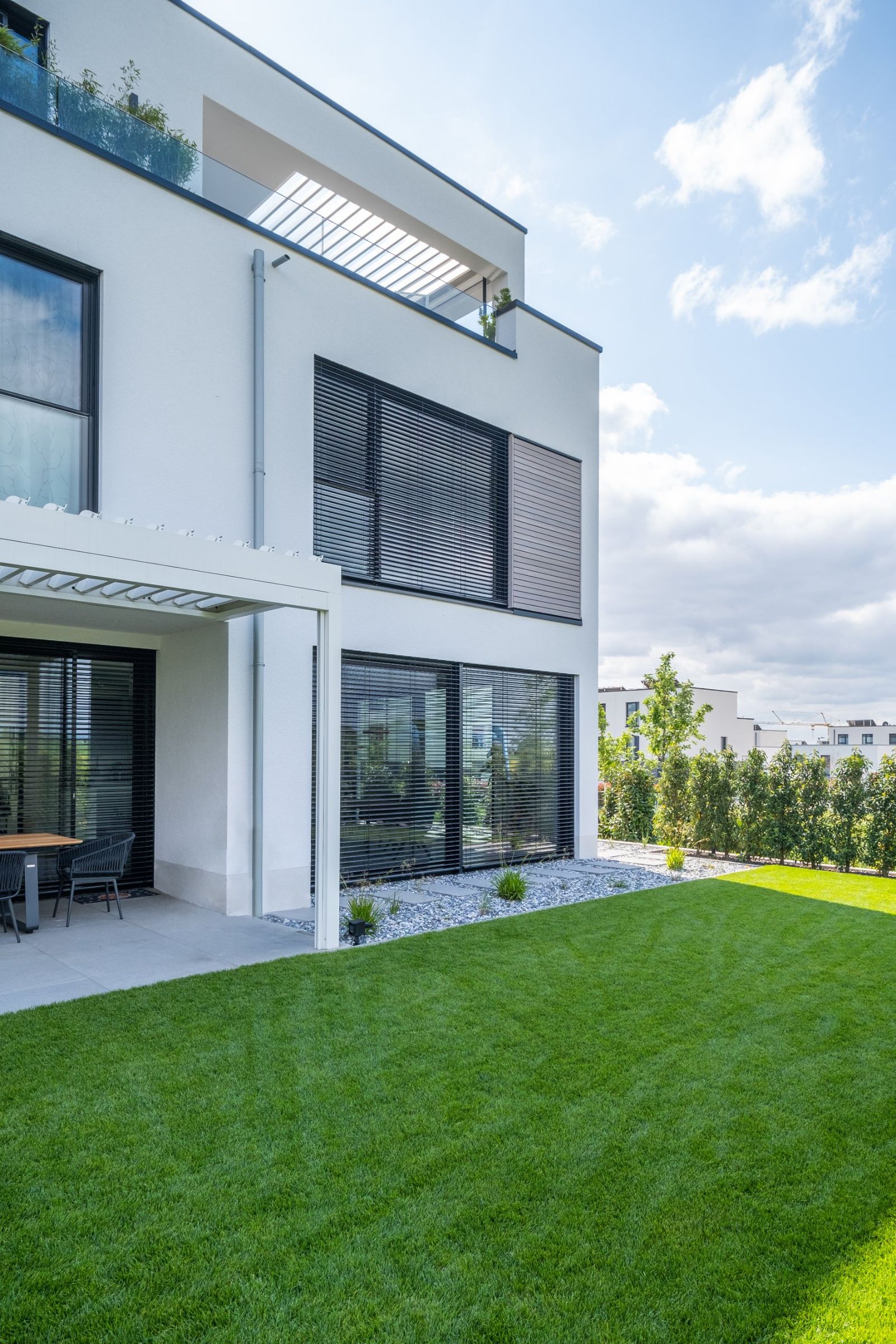 Haus RM in Wiesbaden: Gartenansicht mit Terrasse und Obergeschossen