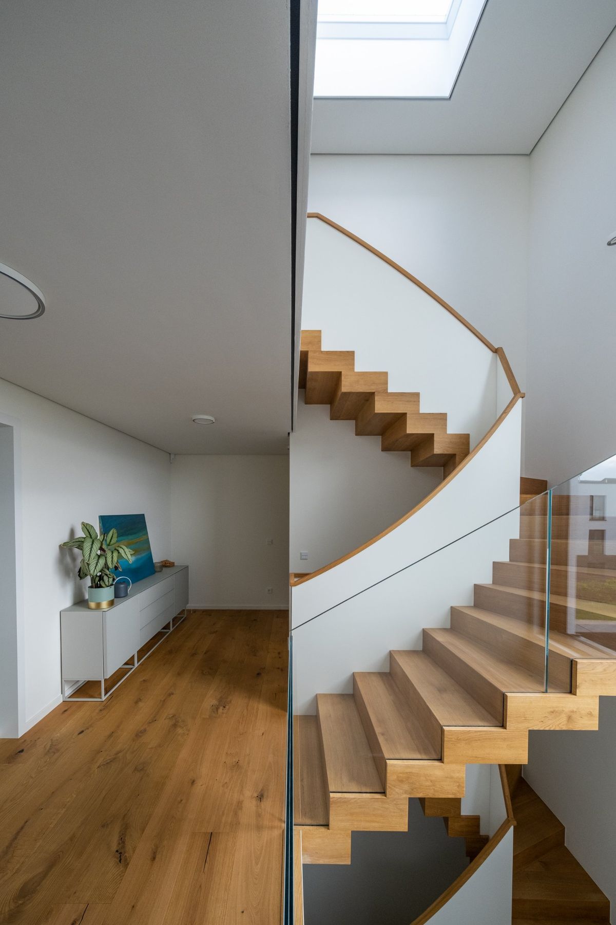 Haus RM, Wohnbereich mit Eichentreppe und Sideboard