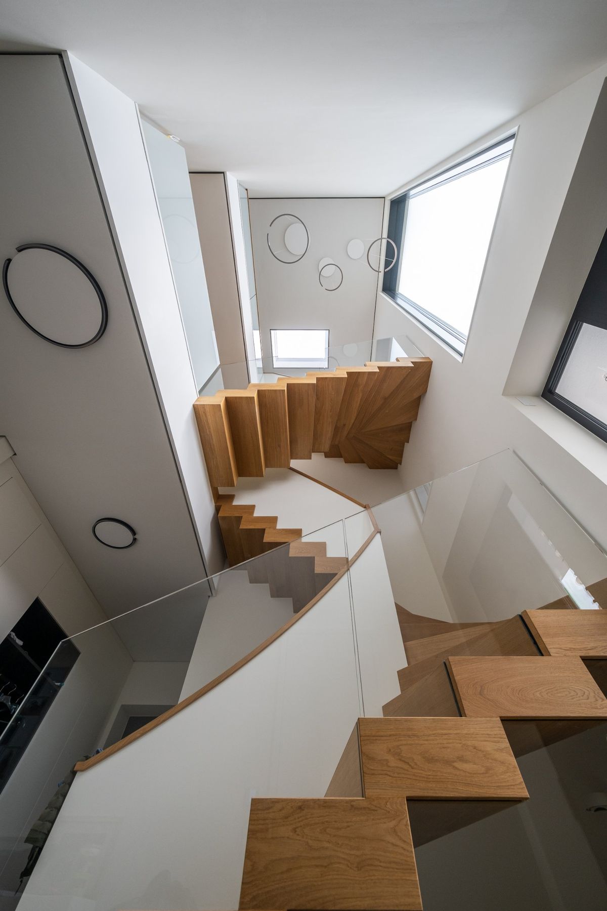 Haus RM, Blick von oben in das Treppenhaus mit gewendelter Eichentreppe